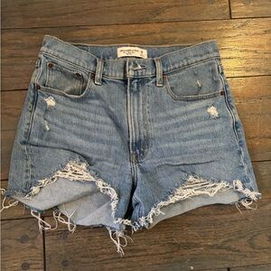 Abercrombie & Fitch The Mom Short High Rise Size 2 or Size 26  casual summer